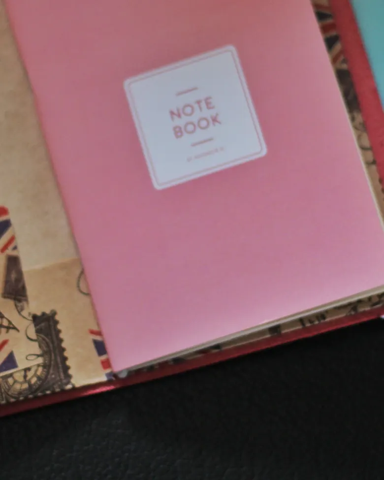 Notebook merah muda hasil kolaborasi Hibrkraft x GNID dengan sisipan halaman