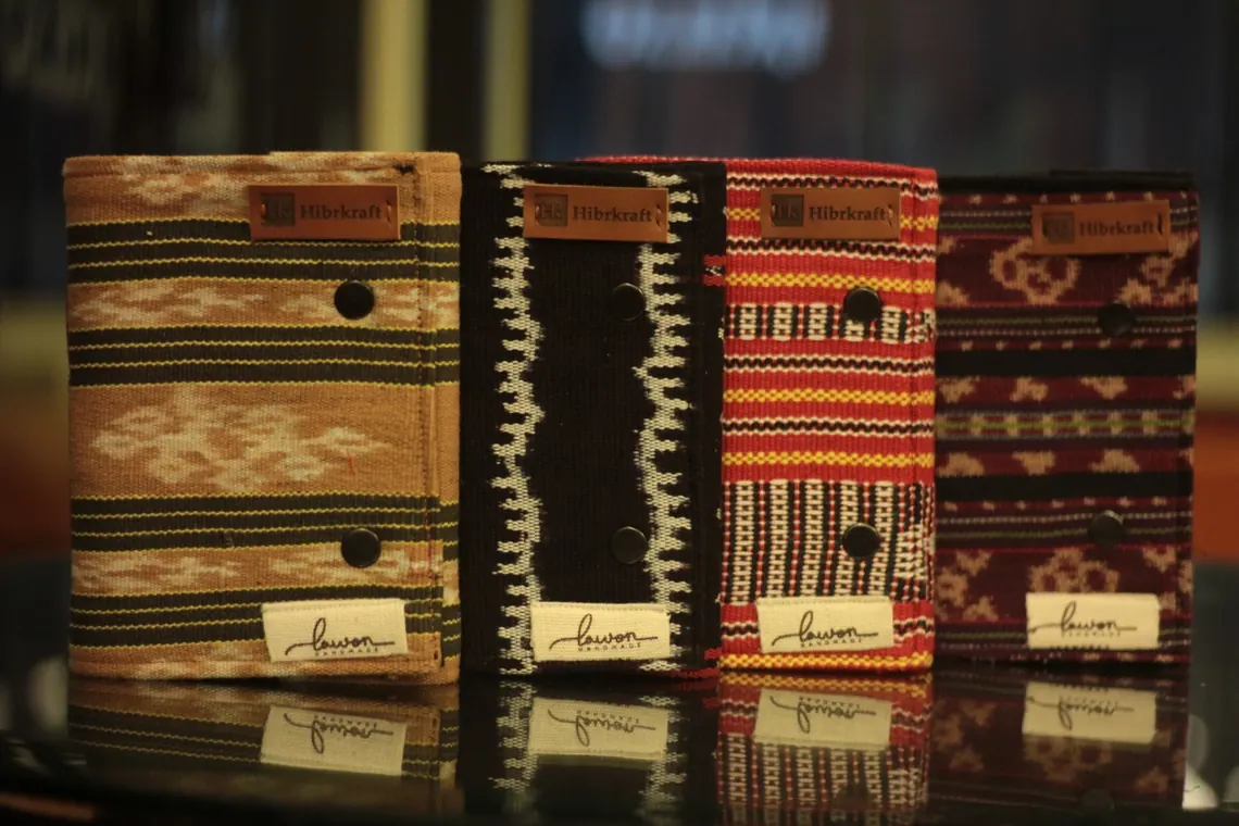 Deretan sampul jurnal berbahan kain tenun dari lini Hibrkraft