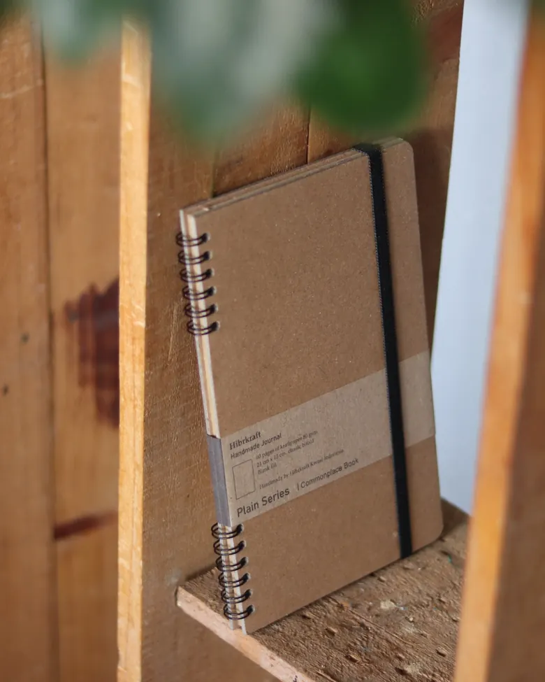 Jurnal spiral Hibrkraft di rak.