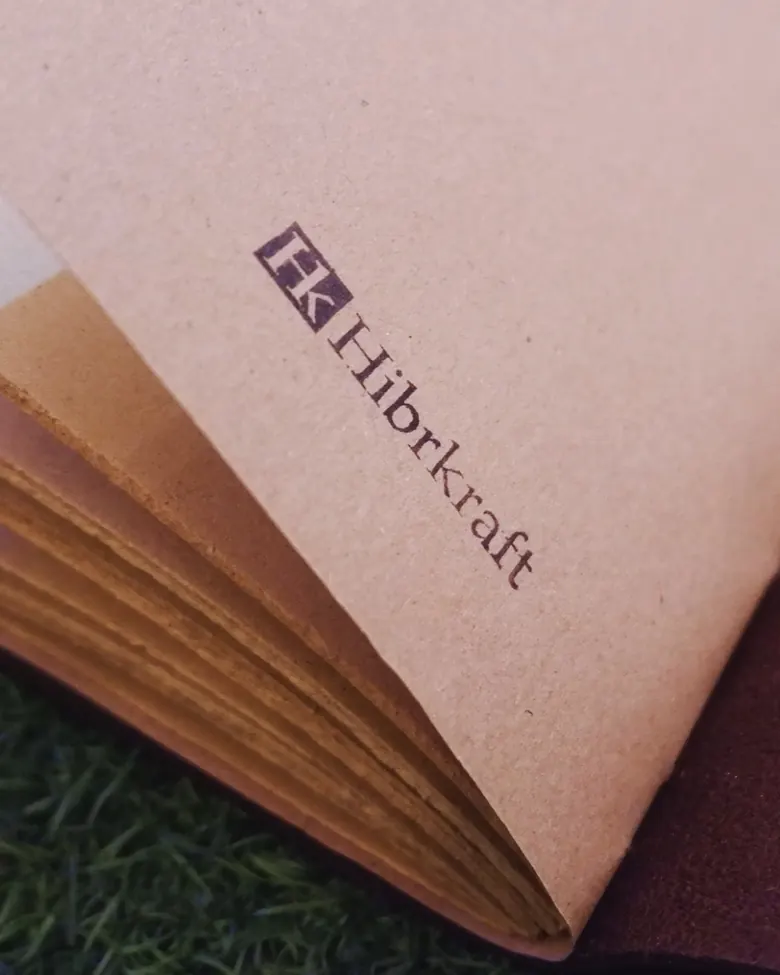 Jurnal berstempel logo Hibrkraft di atas kertas
