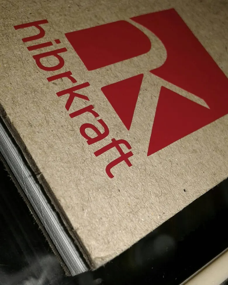 Logo Hibrkraft pada karton bertuliskan Juno