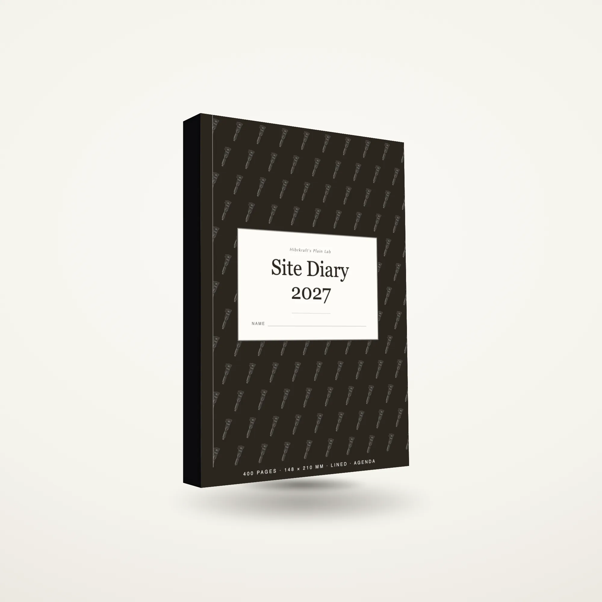 Site Diary 2027 tertutup di atas permukaan polos, buku harian lapangan A5 yang tebal